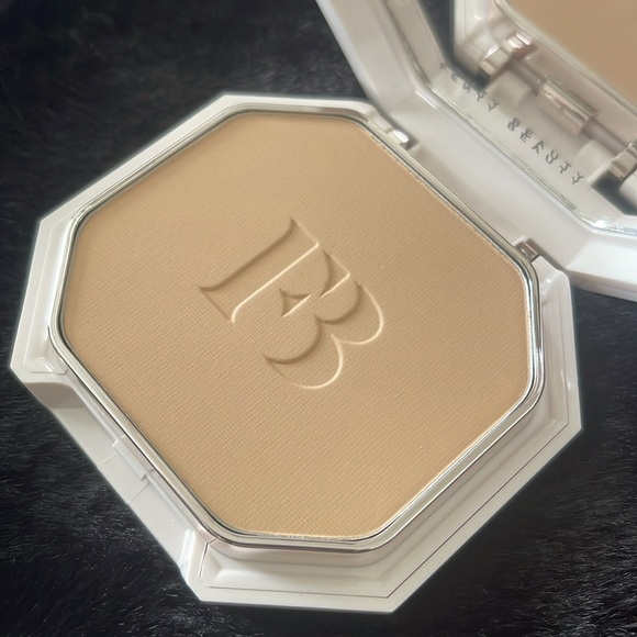 Fenty 190 Pro Filt’r Soft Matte Powder Foundation - Picture 5 of 5